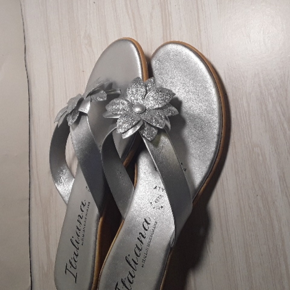 Italian shoemakers womens size 8M silver shiny